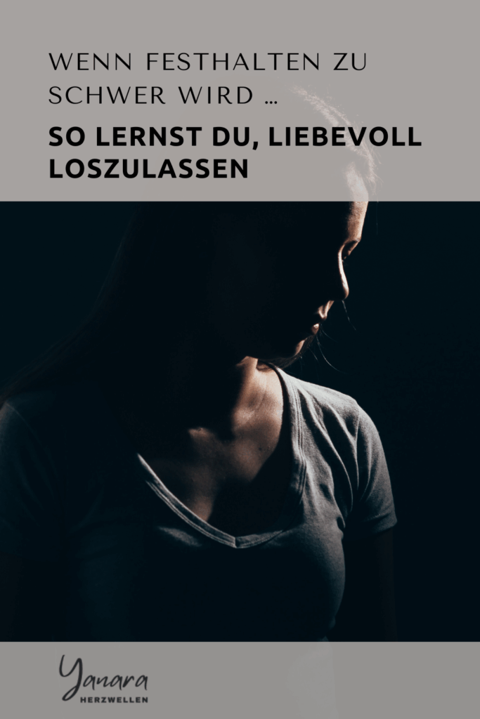 Loslassen ist kein einmaliger Akt, sondern ein liebevoller Weg zu dir selbst. Erfahre, wie dir vier einfache Schritte dabei helfen.