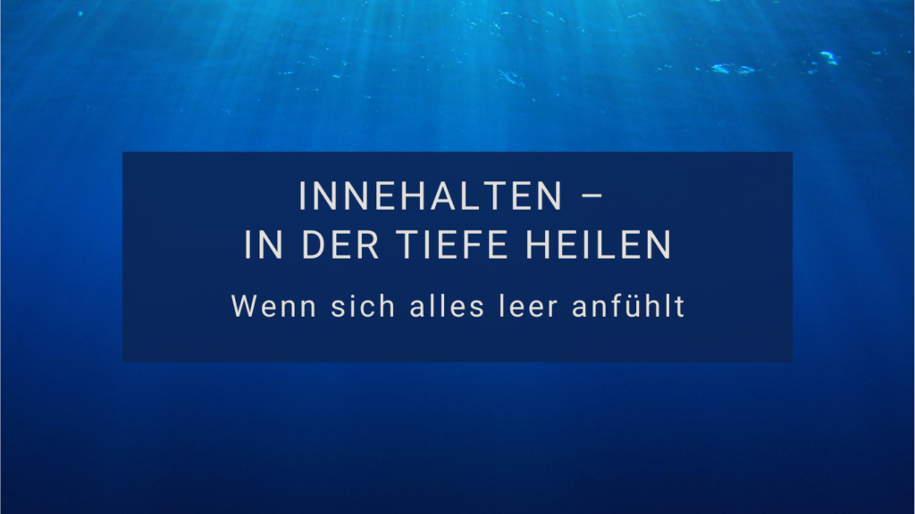 Wenn sich alles still oder leer anfühlt, fehlt oft nicht die Kraft, sondern der gewohnte innere Antrieb. Der Kopf sucht nach Gründen, doch etwas in dir möchte gerade nicht gelöst, sondern wahrgenommen werden. Dieser Text begleitet dich durch die Phase des Innehaltens, dem Moment, in dem neue Orientierung entsteht.
