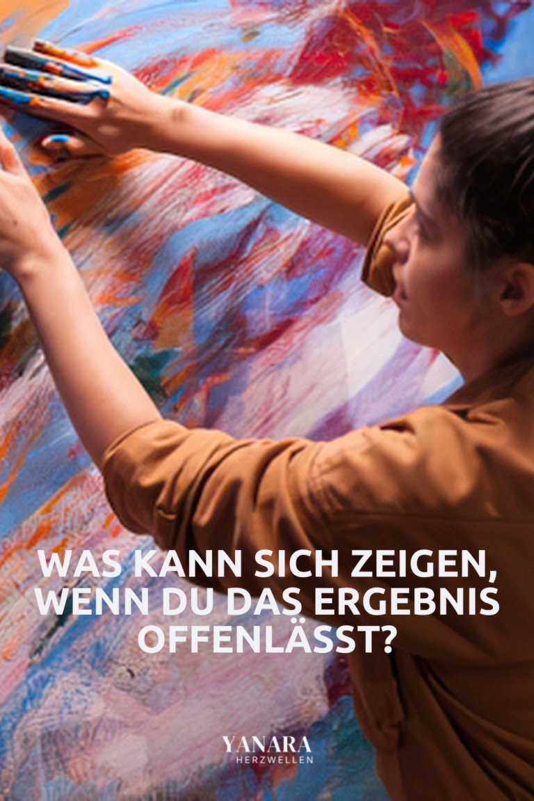 Frau malt mit den Händen an einem großformatigen abstrakten Bild.
