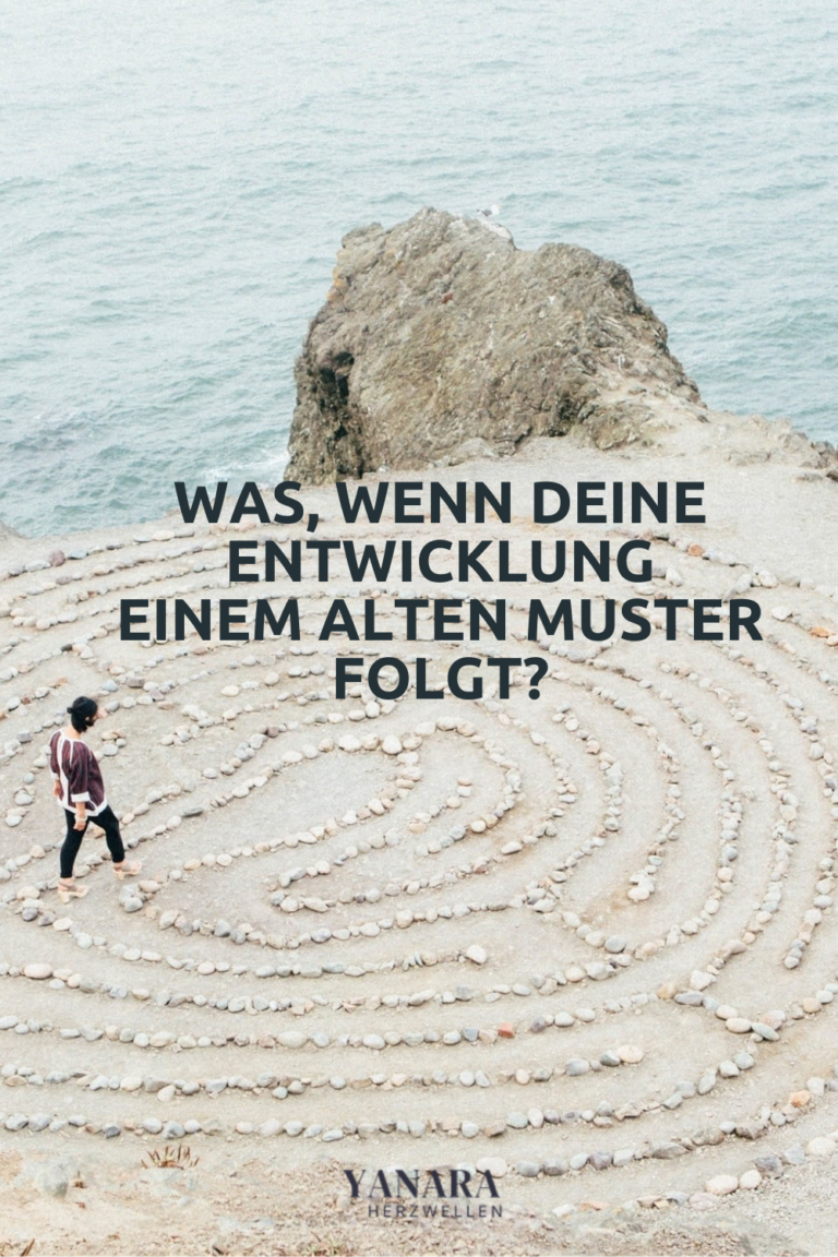 Frau geht durch ein großes Labyrinth am Meer.