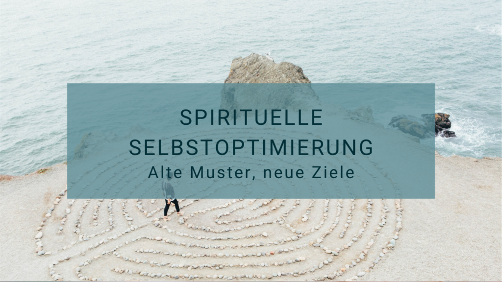 Frau geht durch ein großes Labyrinth am Meer.