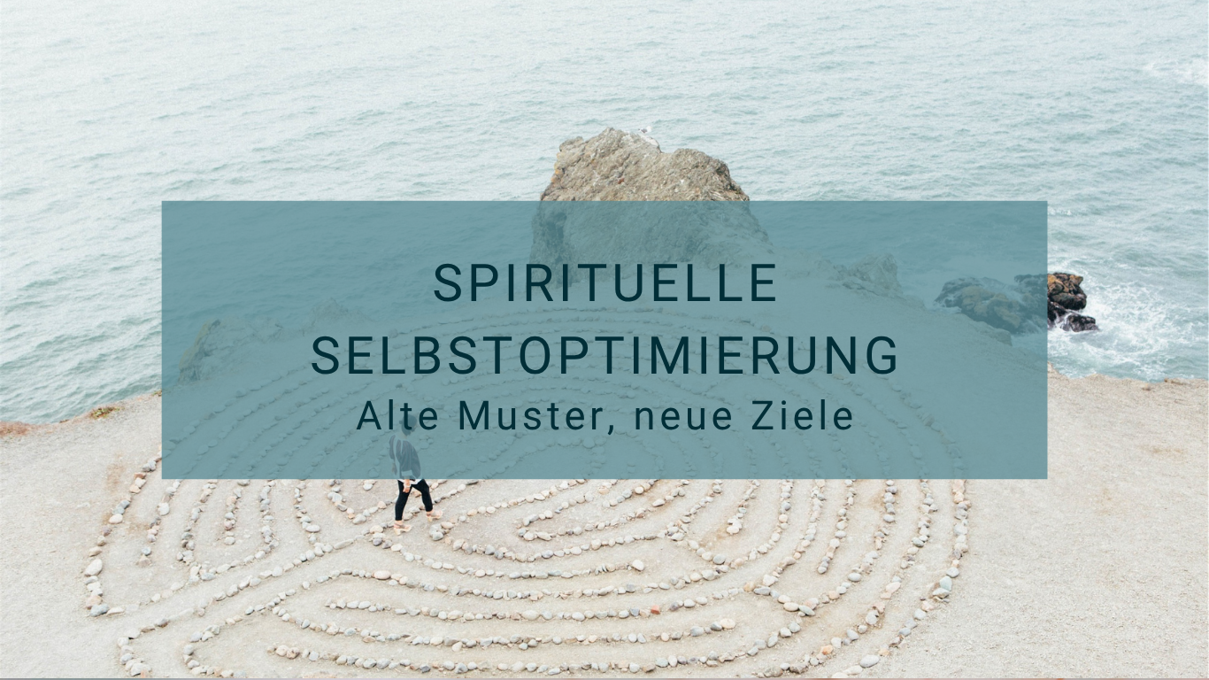 Frau geht durch ein großes Labyrinth am Meer.